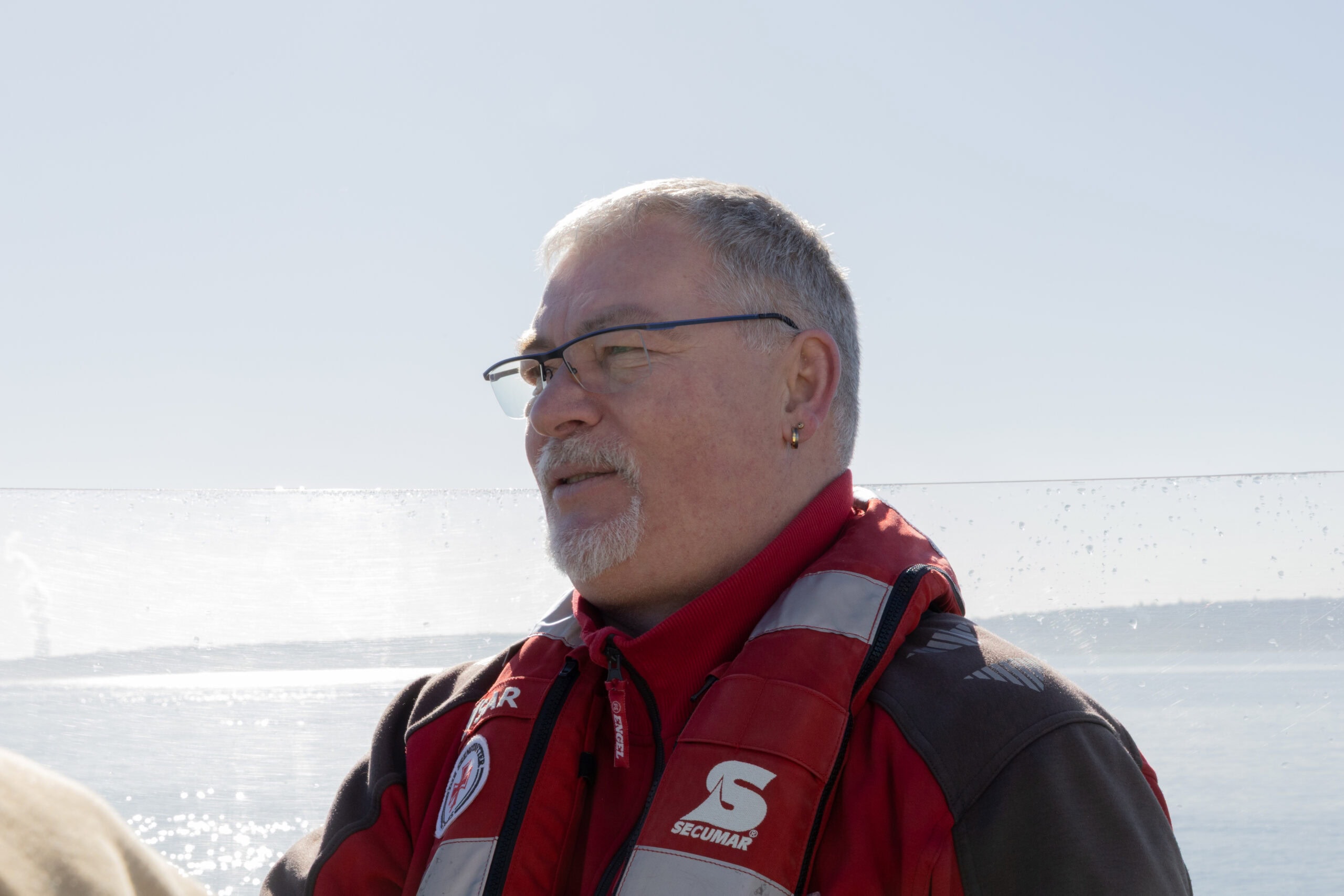 Durchschnittlich geraten auf der deutschen Nord- und Ostsee mehrere hundert Menschen pro Jahr in akute Seenot oder Gefahr. Insgesamt brauchen mehr als 3.000 Menschen pro Jahr Hilfe auf See. Mario Lange ist 1. Vormann bei den Seenotrettern.