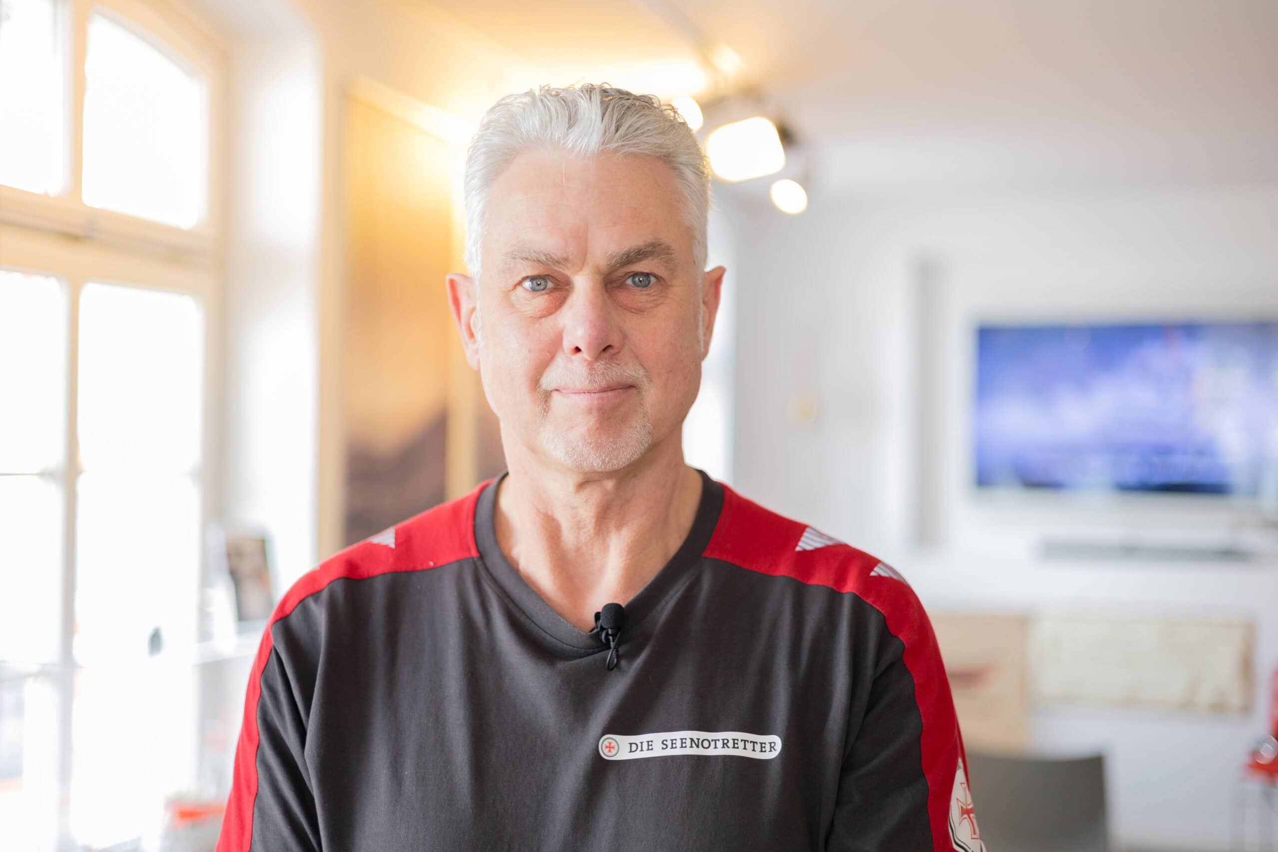 Durchschnittlich geraten auf der deutschen Nord- und Ostsee mehrere hundert Menschen pro Jahr in akute Seenot oder Gefahr. Insgesamt brauchen mehr als 3.000 Menschen pro Jahr Hilfe auf See. Jörg Westphal ist der Leiter des Informationszentrums.