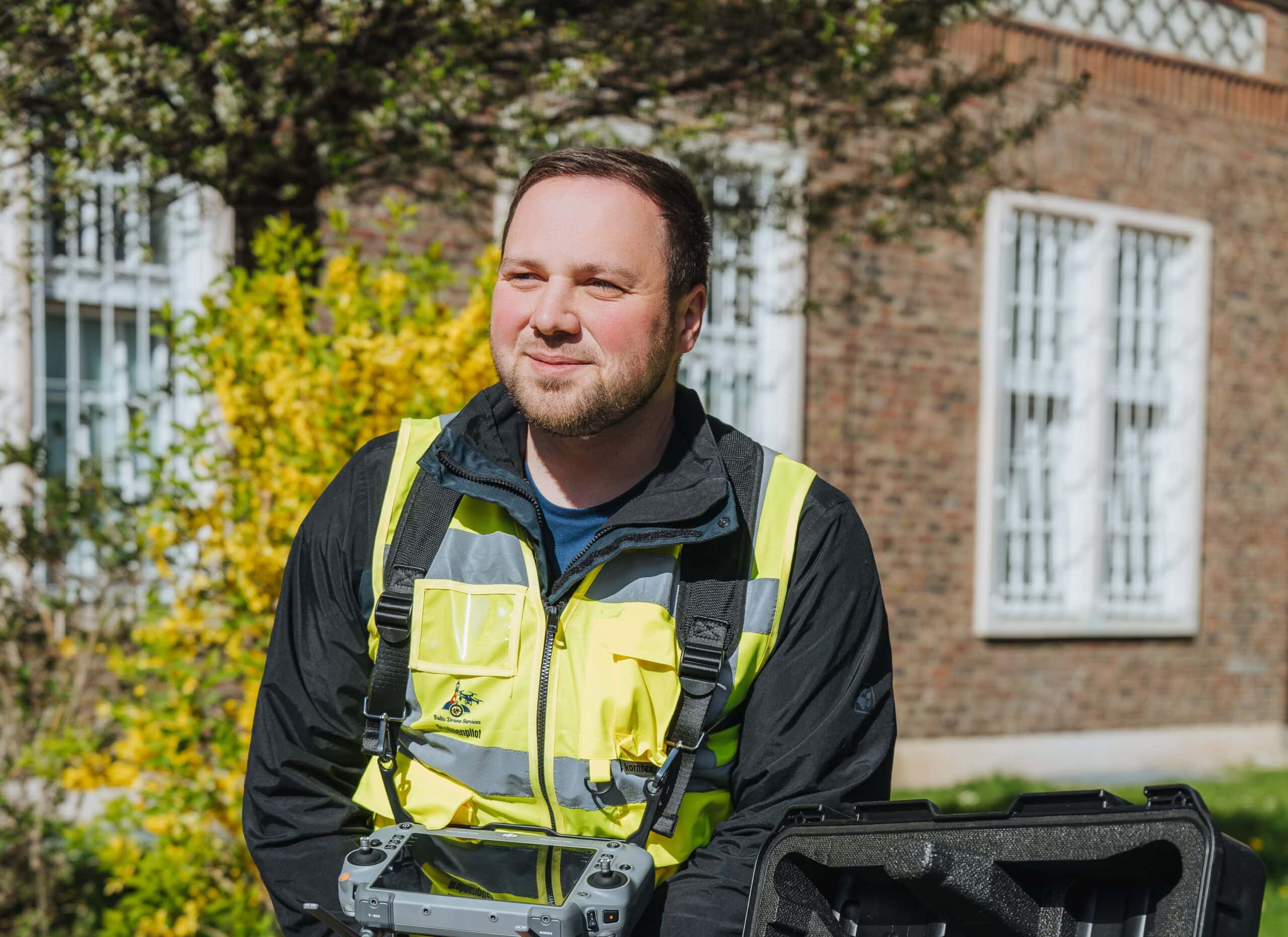 Benjamin Konias vom »Baltic Drone Service« untersucht per Drohne WIRO-Hausfassaden