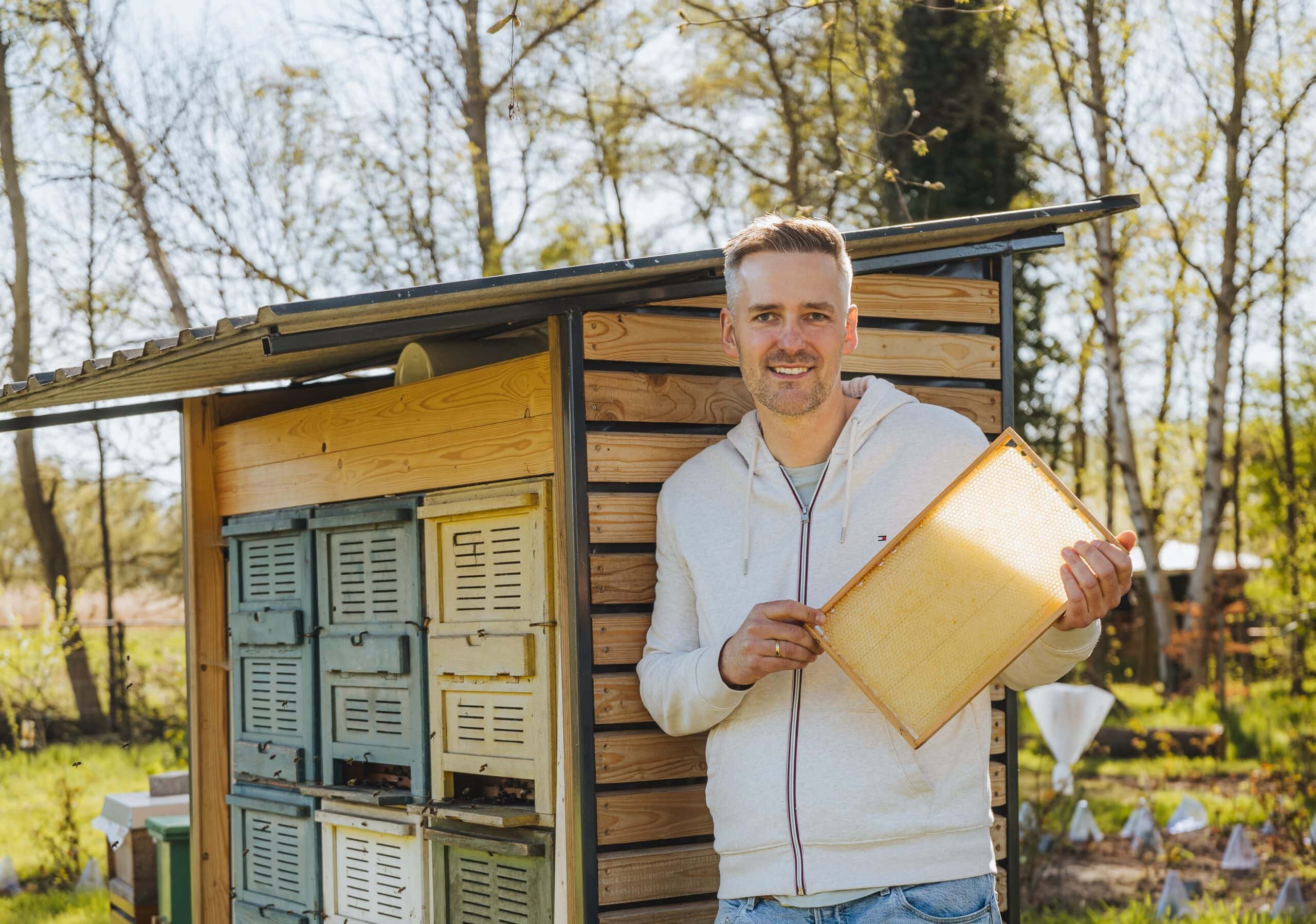 Imker Matthias Kröppelien hat keine Angst vor Bienenstichen. Die Tiere bleiben friedlich, sagt er, solange man sich ruhig und rücksichtsvoll verhält.