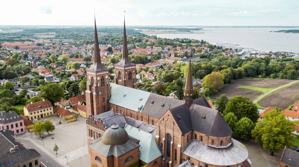 Roskilder Dom (Roskilde Cathedral) aus der Vogelperspektive. Dieses Bild wurde mit einer Drohne aufgenommen. Diese alte Kathedrale wurde im 12. und 13. Jahrhundert errichtet.