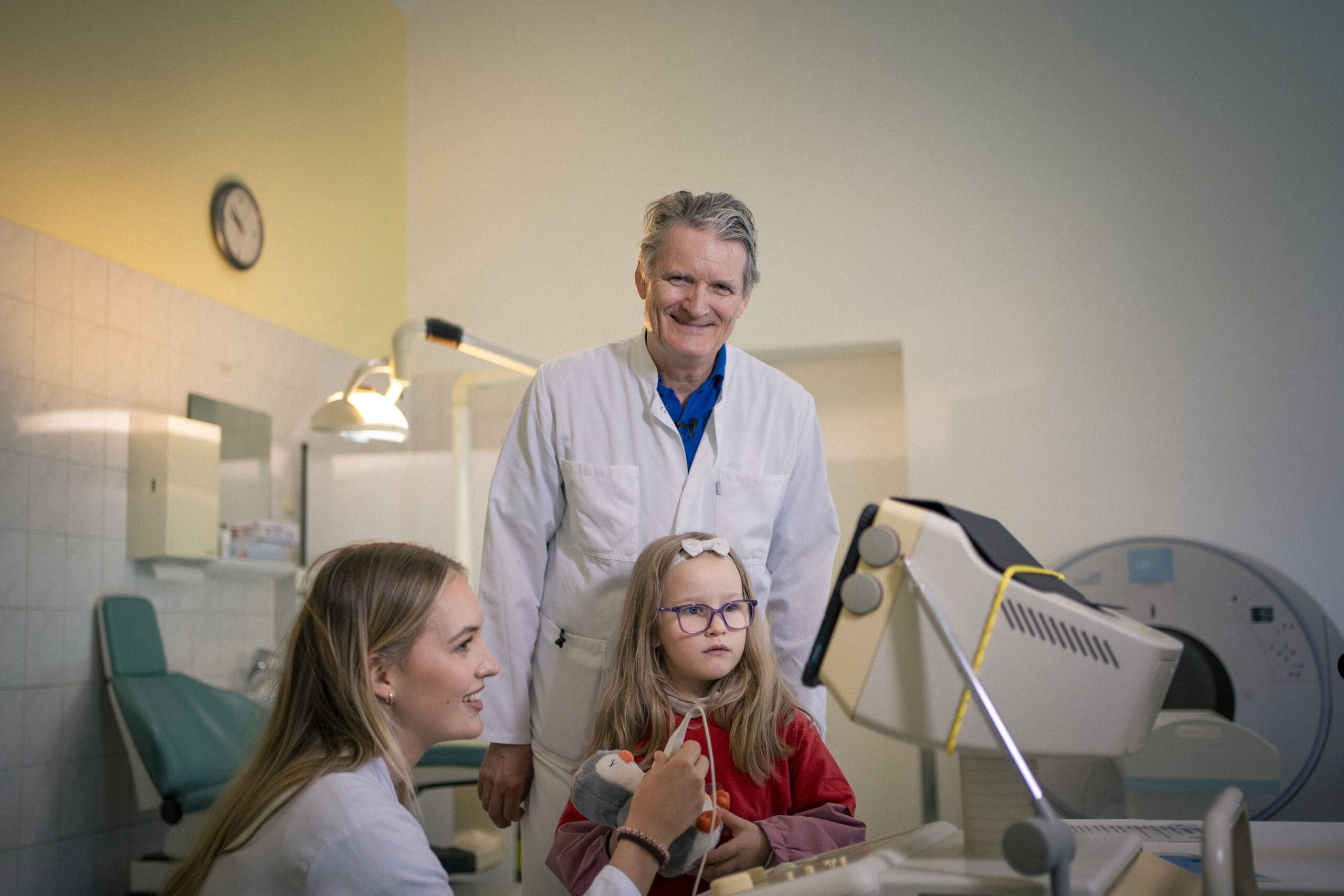Ein Ärtte-Team mit Kind im Rostocker Teddybären-Krankenhaus.