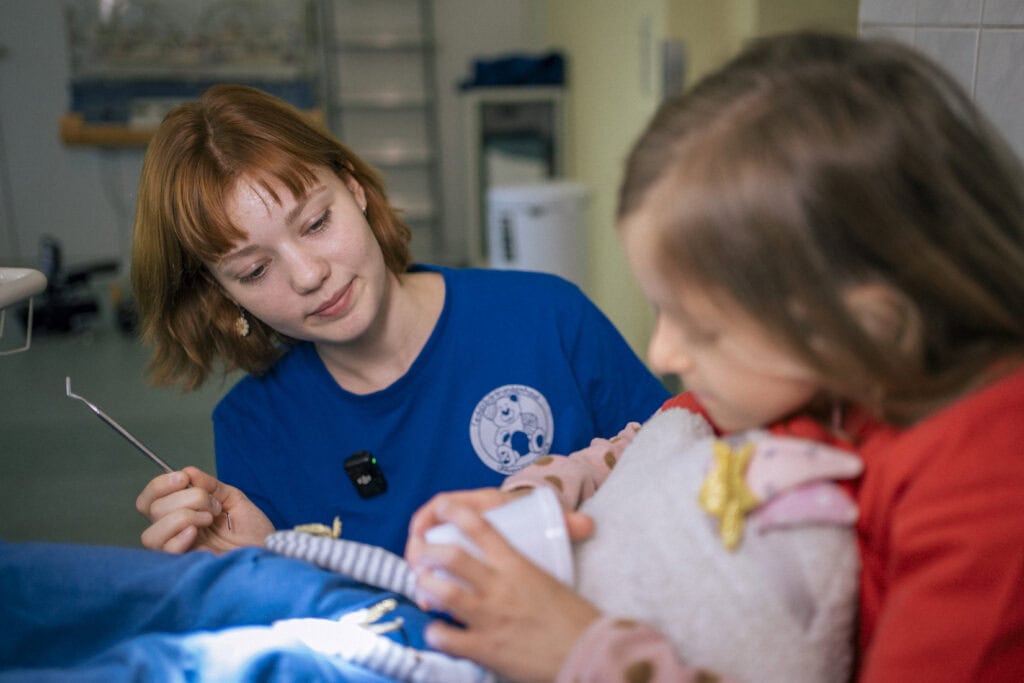 Eine junge Ärztin mit Kind im Rostocker Teddybären-Krankenhaus.