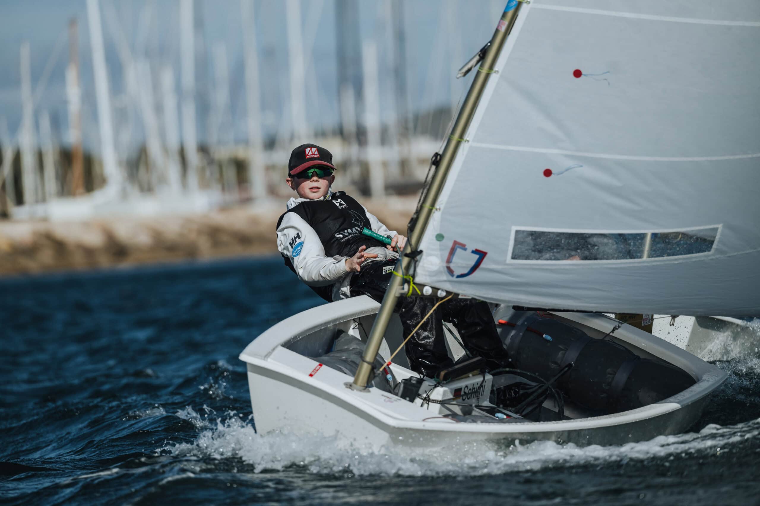 Gustaf Schimanski ist zwölf Jahre alt und hat sich als einer von nur fünf deutschen Opti-Seglern für die Weltmeisterschaft in Marokko qualifiziert.