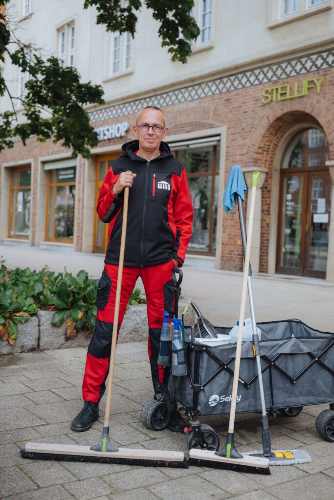 Holger Kießling von der SIR hält WIRO-Flure in der Rostocker Langen Straße in Schuss.