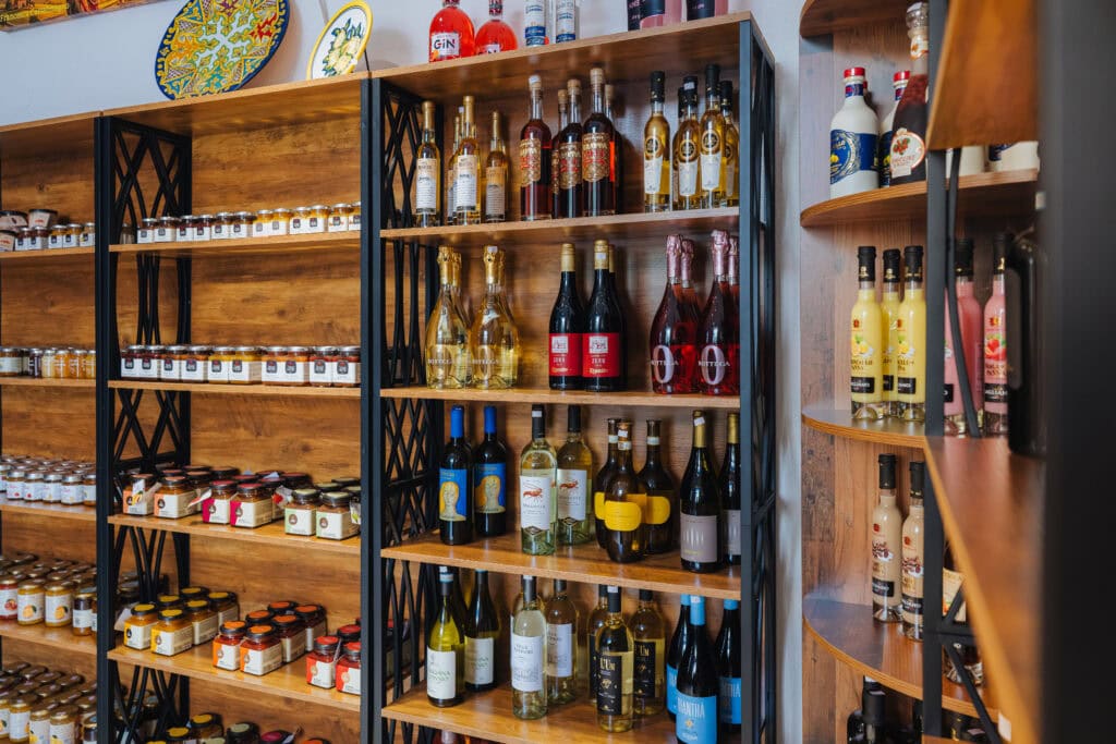 In ihrem kleinen Feinkostgeschäft in der Langen Straße 36 verkauft Sonila Maci die Klassiker der mediterranen Küche. Bio-Pesto und Pasta, Biscotti und Grissini, Olivenöl und Balsamico, Prosecco und Grappa – alles hergestellt in italienischen Manufakturen.