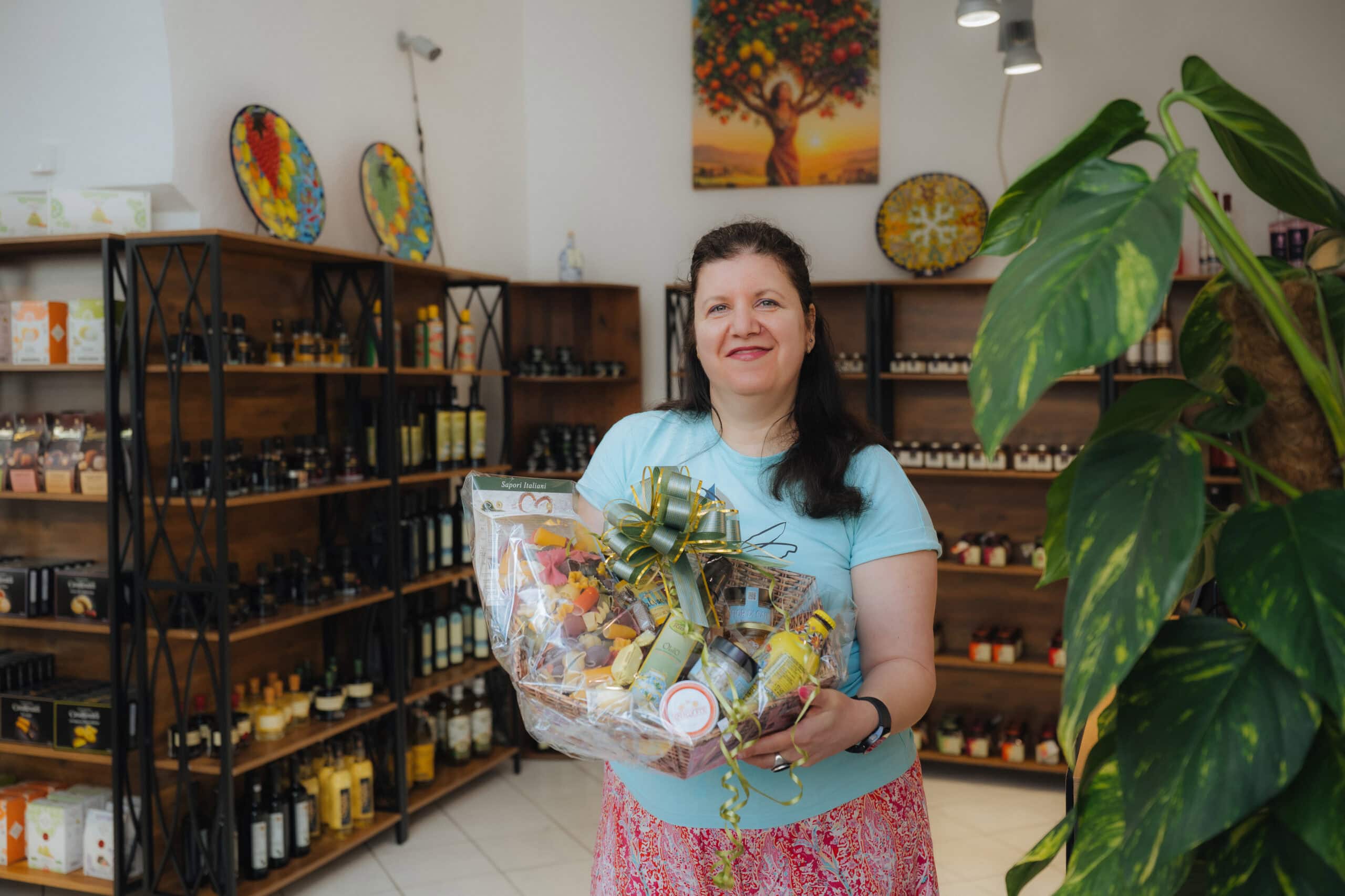 Sonila Maci, WIRO-Gewerbemieterin in der Rostocker Langen Straße, stellt auch Feinkost-Geschenkkörbe zusammen.