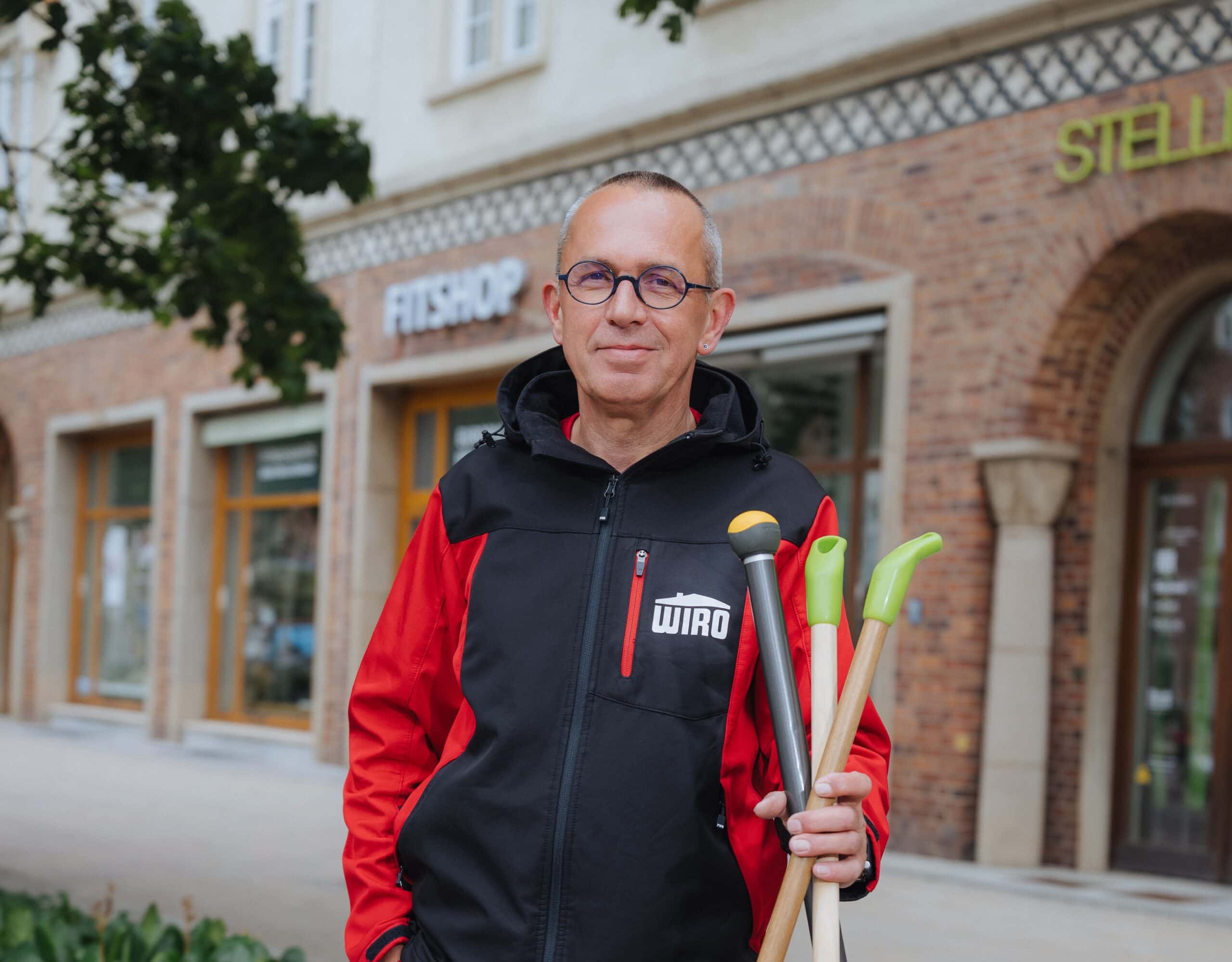 Holger Kießling von der SIR hält WIRO-Flure in der Rostocker Langen Straße in Schuss.