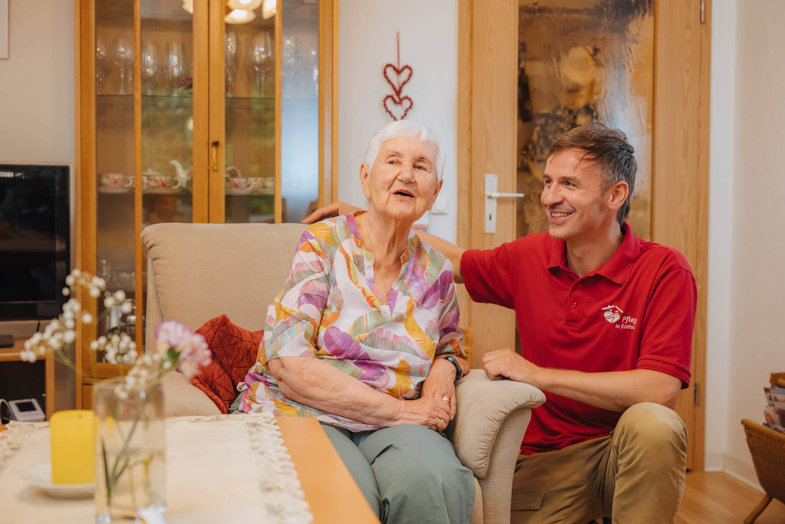 Michael Lieb zu Hause bei Brigitte Bluhm. Als Pflegefachkraft bei der PIR kümmert er sich um Körperpflege, Kompressionsverbände und Injektionen. Er hält Kontakt zu Ärzten und beschafft Medikamentennachschub für die Pflegekunden. An seinen Bürotagen erledigt er Dokumentationen, erstellt Pflegepläne für seine Kunden, als Richtschnur für das ganze Team.