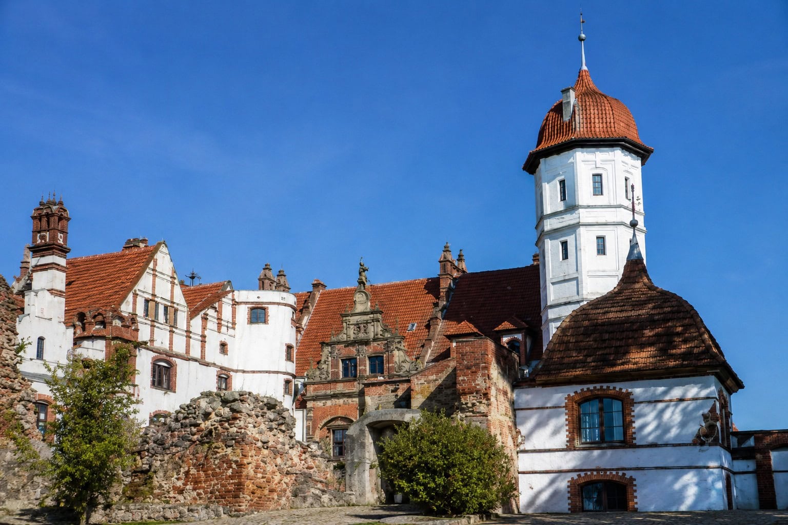 Einmal wie Königs fühlen: Im August dürfen WIRO-Mieter mit dem Reiseklub einen Blick in hochherrschaftliche Anwesen werfen. Vier Mecklenburger Schlösser liegen auf der Reiseroute - darunter Schloss Basedow.