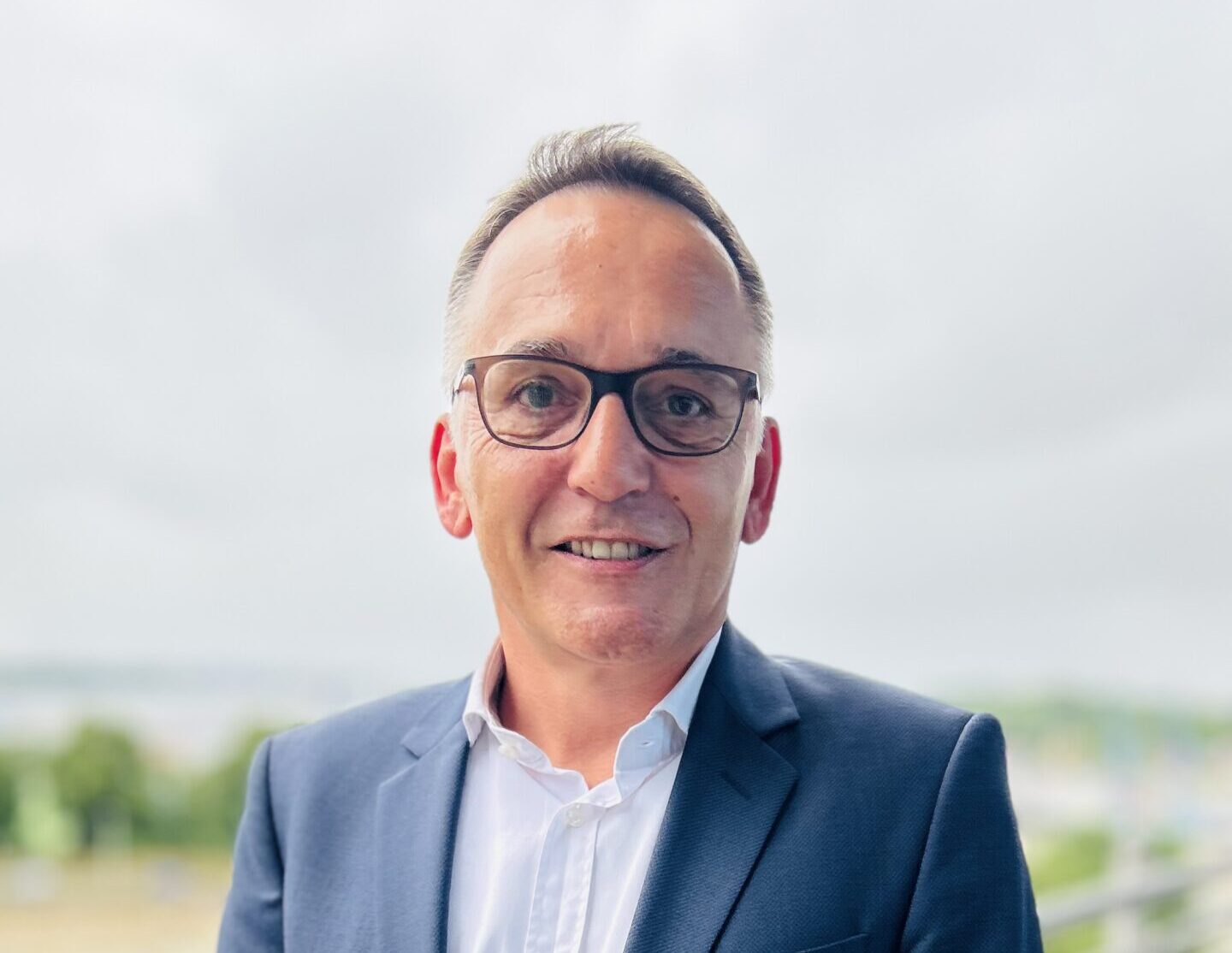 Theobald Volker steht auf dem Dach des WIRO-Gebäudes in der Langen Straße.