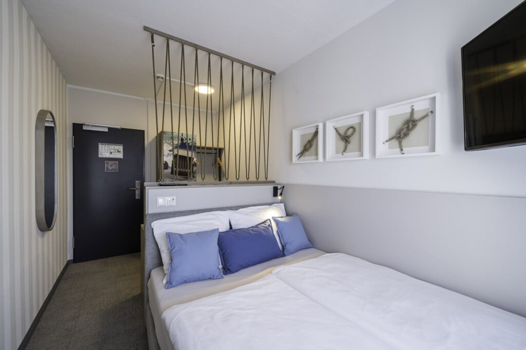 Gemütliche Kojen: Die umgebauten Zimmer im WIROtel Warnemünde sind schick und modern.