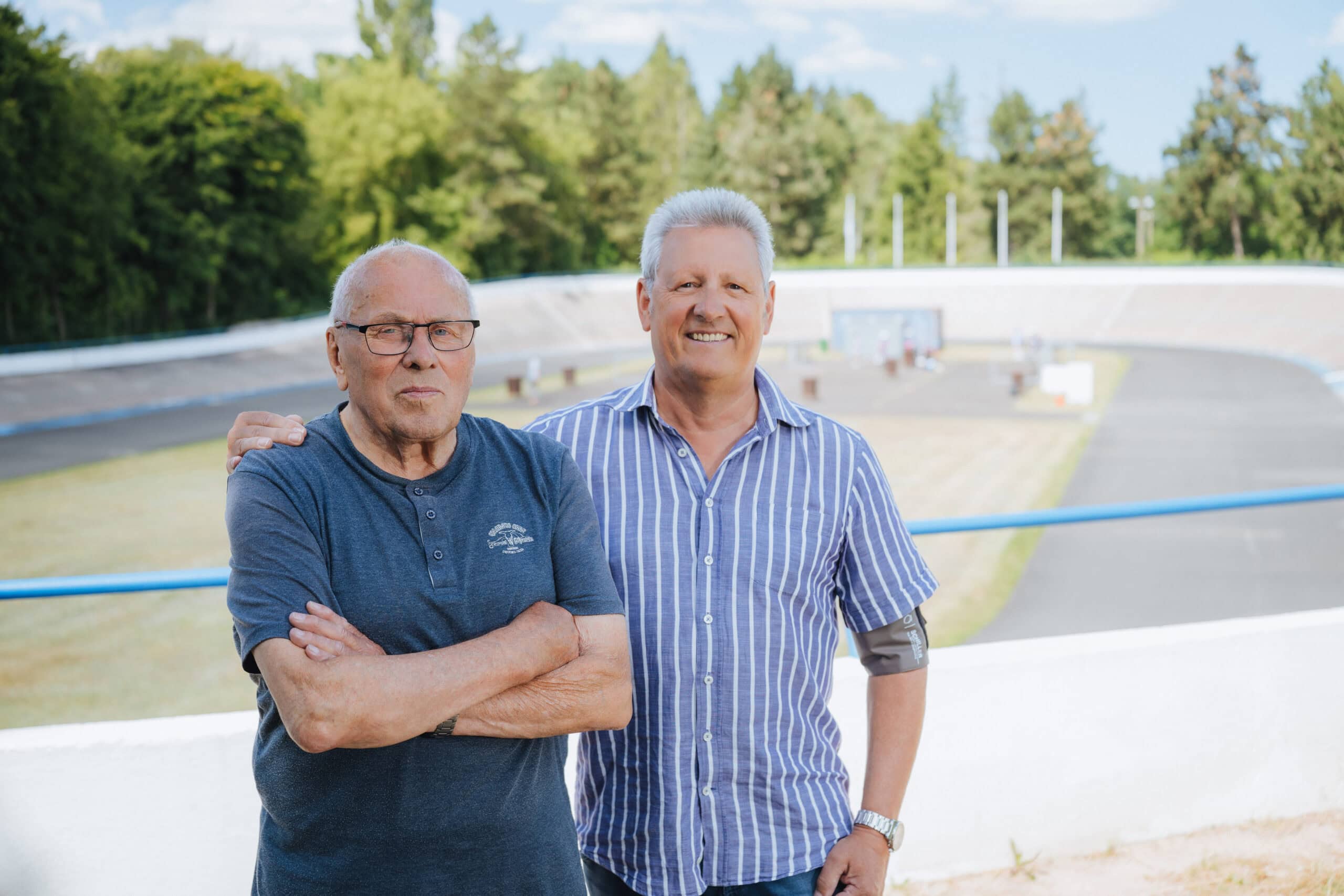 Gerhard Geßler (rechts) und Kurt Welke sind Rad-Enthusiasten und wollen die Rostocker Radrennbahn aus dem Schatten holen.