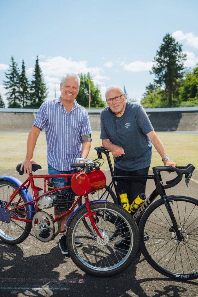 Gerhard Geßler (links) und Kurt Welke mit einem Derny-Gespann auf der rostocker Radrennbahn