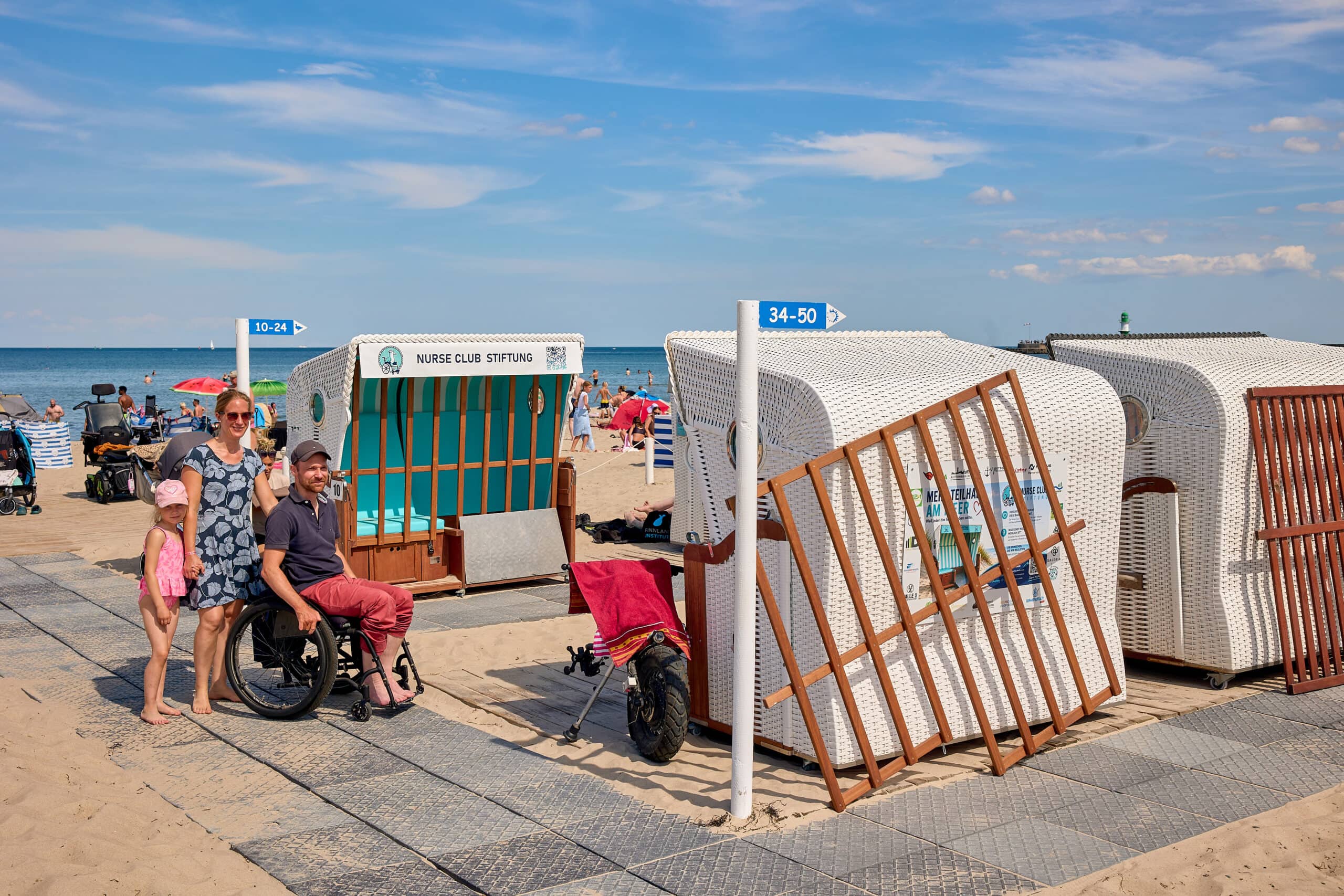 Manuel Benker, Frau Claudia und Tochter Sophia haben in ihrem Ostsee-Urlaub einen Strandtag eingelegt. Die Familie aus Münster nutzt gerne die behindertengerechten Strandkörbe am Strandaufgang 4 in Warnemünde. Seit einem Arbeitsunfall ist Vater auf den Rollstuhl angewiesen.
