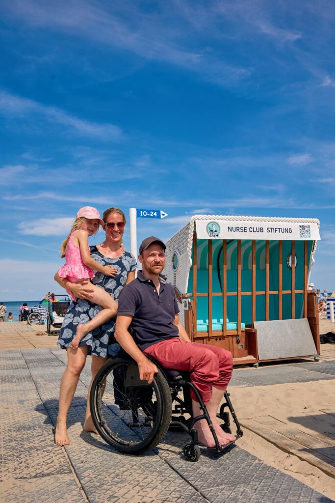 Manuel Benker, Frau Claudia und Tochter Sophia haben in ihrem Ostsee-Urlaub einen Strandtag eingelegt. Die Familie aus Münster nutzt gerne die behindertengerechten Strandkörbe am Strandaufgang 4 in Warnemünde. Seit einem Arbeitsunfall ist Vater auf den Rollstuhl angewiesen.