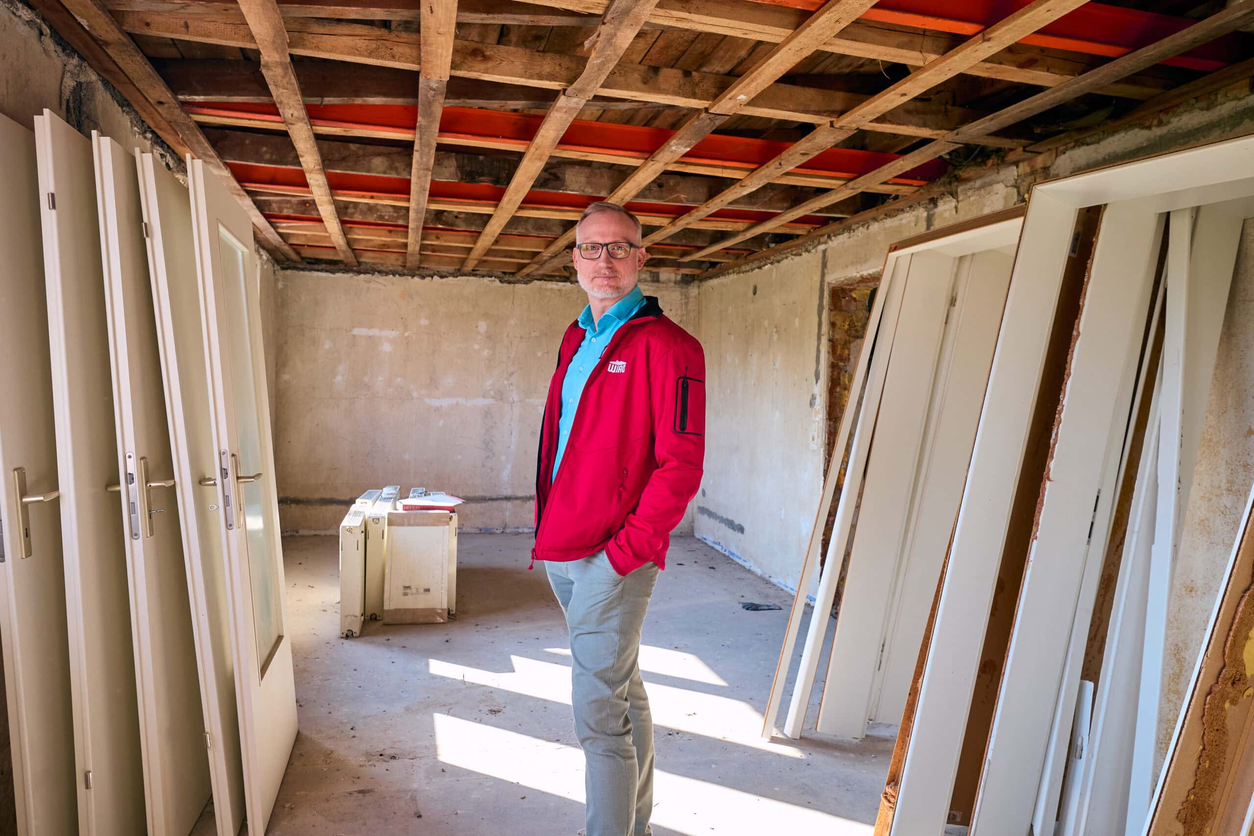 Matthias Ziller, Leiter vom WIRO-Bauhof, in einer sanierungsbedürftigen Dachgeschosswohnung in Reutershagen. Er freut sich auf neue Kollegen, wie Dachdecker oder Zimmerer.