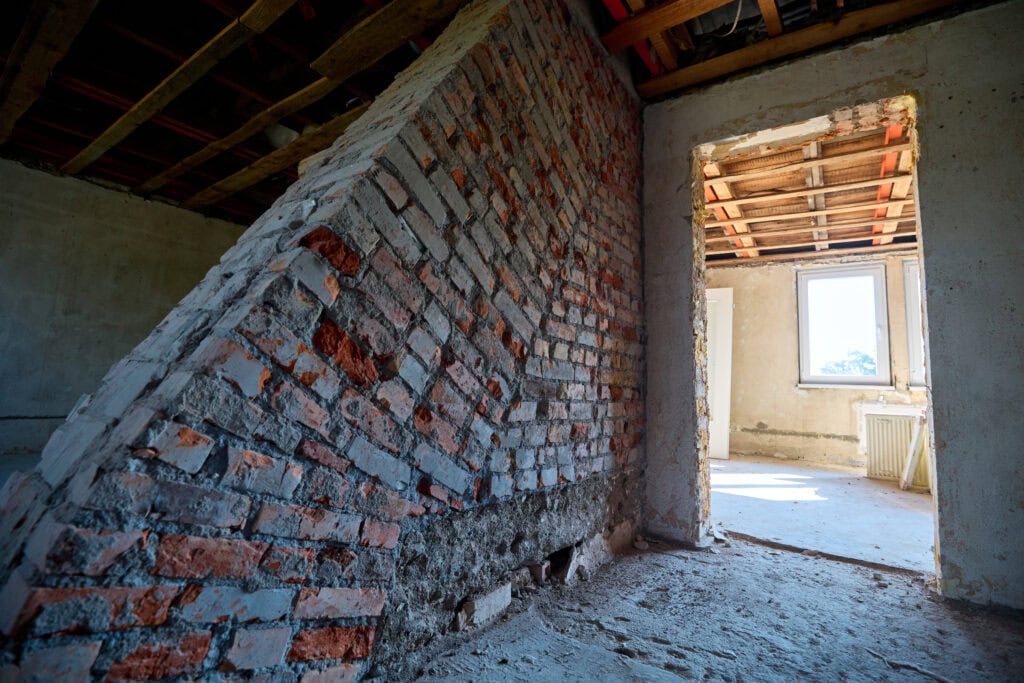 Oft wurden die Dachgeschosse zu DDR-Zeiten mit viel Pragmatismus ausgebaut, um schnell neuen Wohnraum zu schaffen, vor allem in Reutershagen und in Warnemünde. Diese Wohnungen muss die WIRO nach und nach modernisieren.