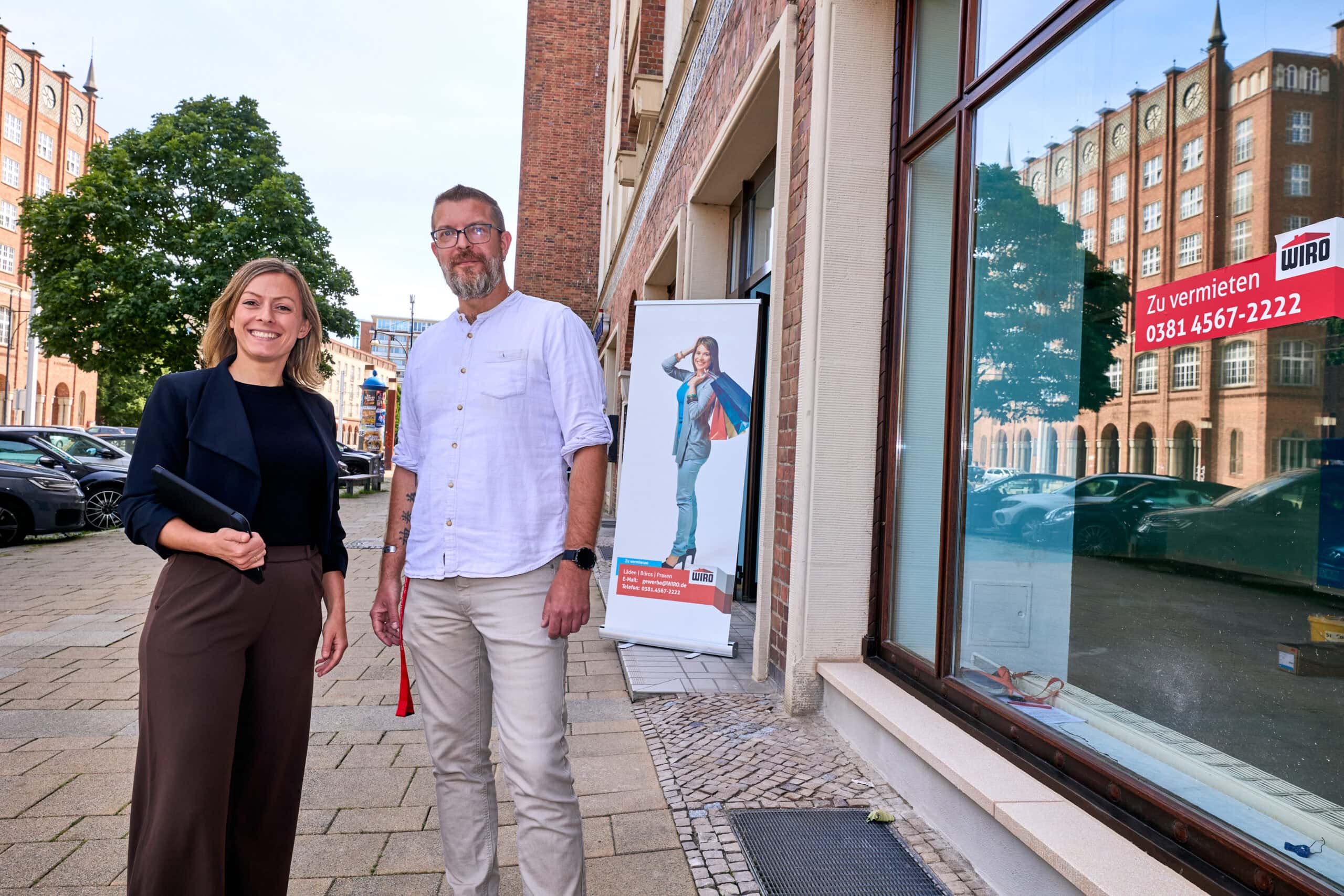 Caroline Harms und Nico Blynow in einem freien Gewerberaum der WIRO in der Langen Straße.