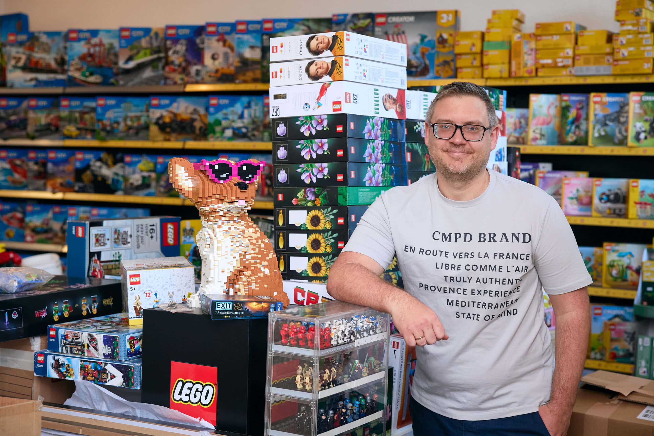 Inhaber des Lego-Ladens in der Langen Straße Thomas Quade betreibt seit zehn Jahren bereits einen Laden in Reutershagen. Jetzt startet er mit den bunten Bausteinen in der Innenstadt.