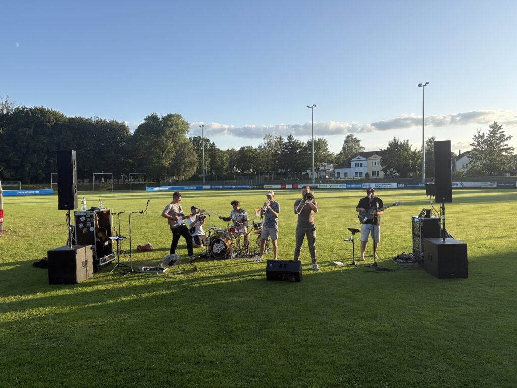 Die Bummms Boys haben mit den Hansa-Fußballerinnen getauscht: Zuschauerplätze gegen Rasen. Den Sportlerinnen hat’s gefallen.