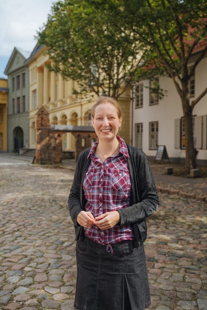 Anne Vater hat ihre siebenmonatige Ausbildung beim Rostocker Stadtführerverein und der Tourismuszentrale abgeschlossen. Mit 32 Jahren gehört sie zu den Jüngsten.