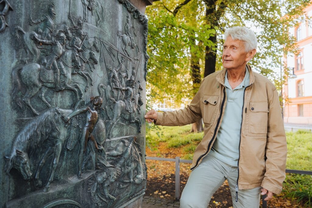 Gerd Hosch hat schon Zehntausende mit seinen Geschichten unterhalten. Gezählt hat er’s nicht, aber der 72-Jährige ist seit mehr als 20 Jahren als Stadtführer für die Geschichtswerkstatt unterwegs.