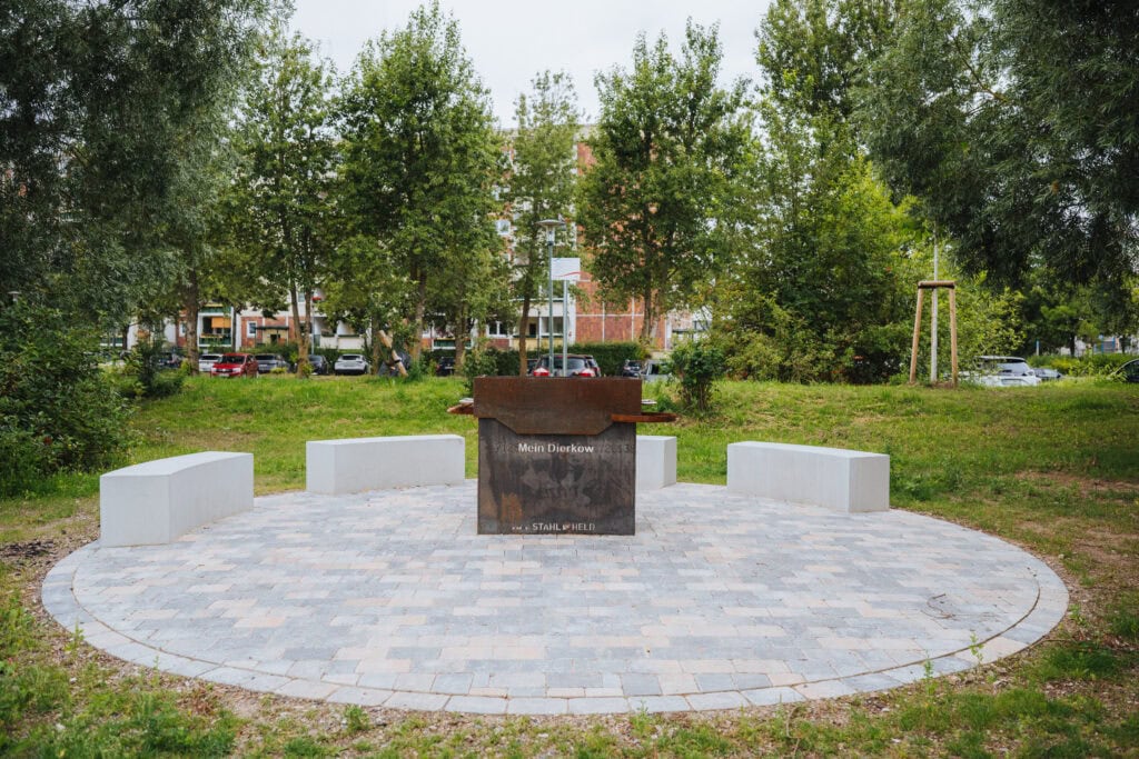 Dierkow ist schöner: Die RGS hat die Grünflächen in der Gutenbergstraße umgestaltet. Seit diesem Sommer können die Rostocker den neuen öffentlichen Grillplatz nutzen.