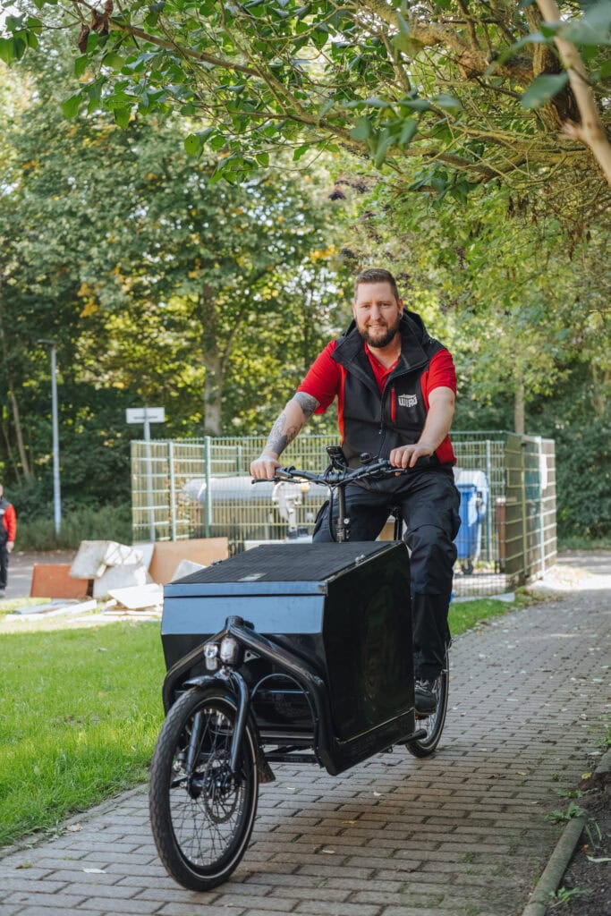 Das KundenCenter Lütten Klein hat seit Juni zwei neue sympathische Gesichter: Marcel Behrens und Ronny Vogt sind die ersten Quartiershausmeister der WIRO.