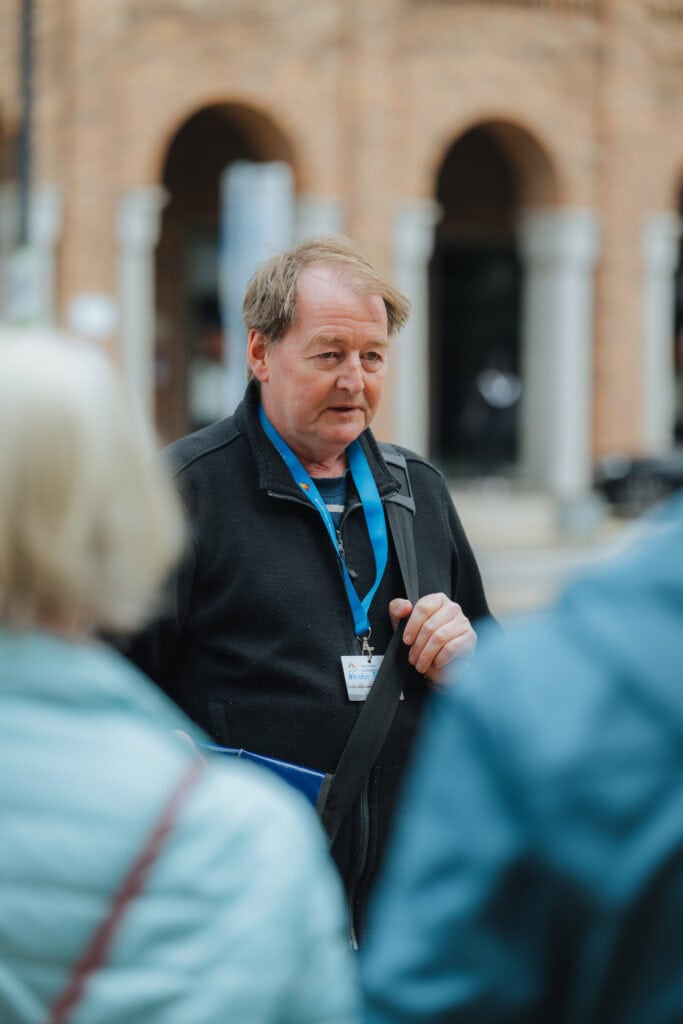Nicolai Pahne erklärt einer Reisegruppe aus dem Rheinland, was wahrscheinlich viele Rostocker nicht wissen: dass die Stadt in der Hansezeit dreimal so viele Brauhäuser hatte wie München, nämlich 250.