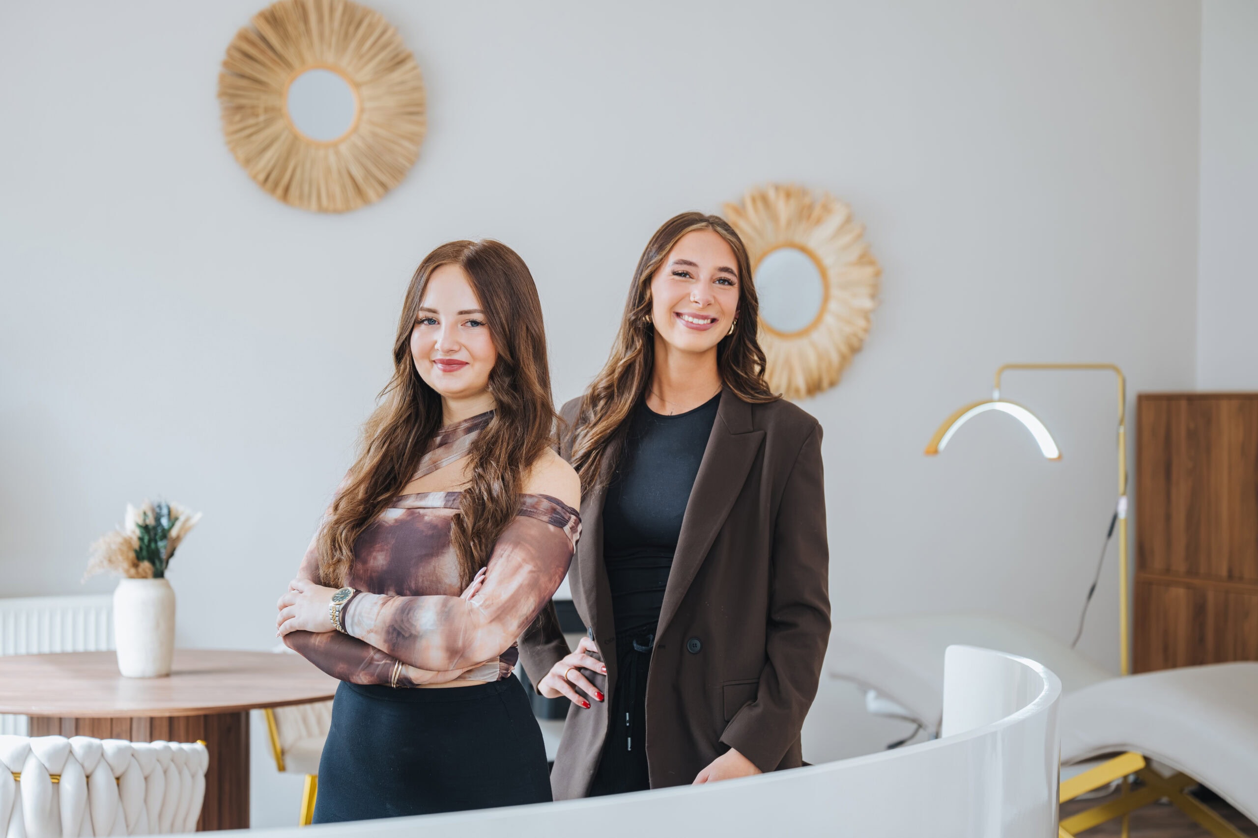 »Bossy Lashes«: Jordis Marie Theil (links) und Jessica Schramm sind Profis für Wimpern und Brauen.