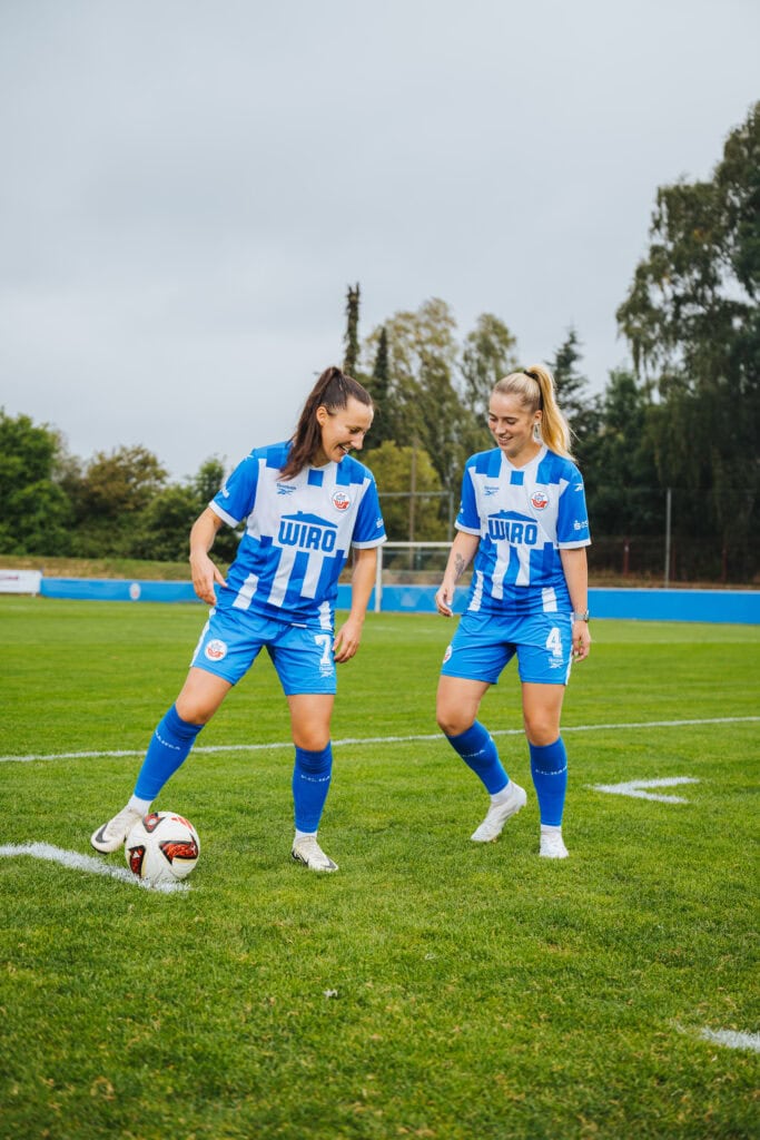 Was High Heels, Nackenschellen und Memmen mit Frauenfußball zu tun haben, erklären die HANSA-Spielerinnen Lisa Sofie Schröder und Julia Heinschel . Anlass fürs Gespräch: Die WIRO bleibt Hauptpartner der beiden Frauenmannschaften vom F.C. Hansa Rostock. Die Zusammenarbeit wird künftig noch enger.