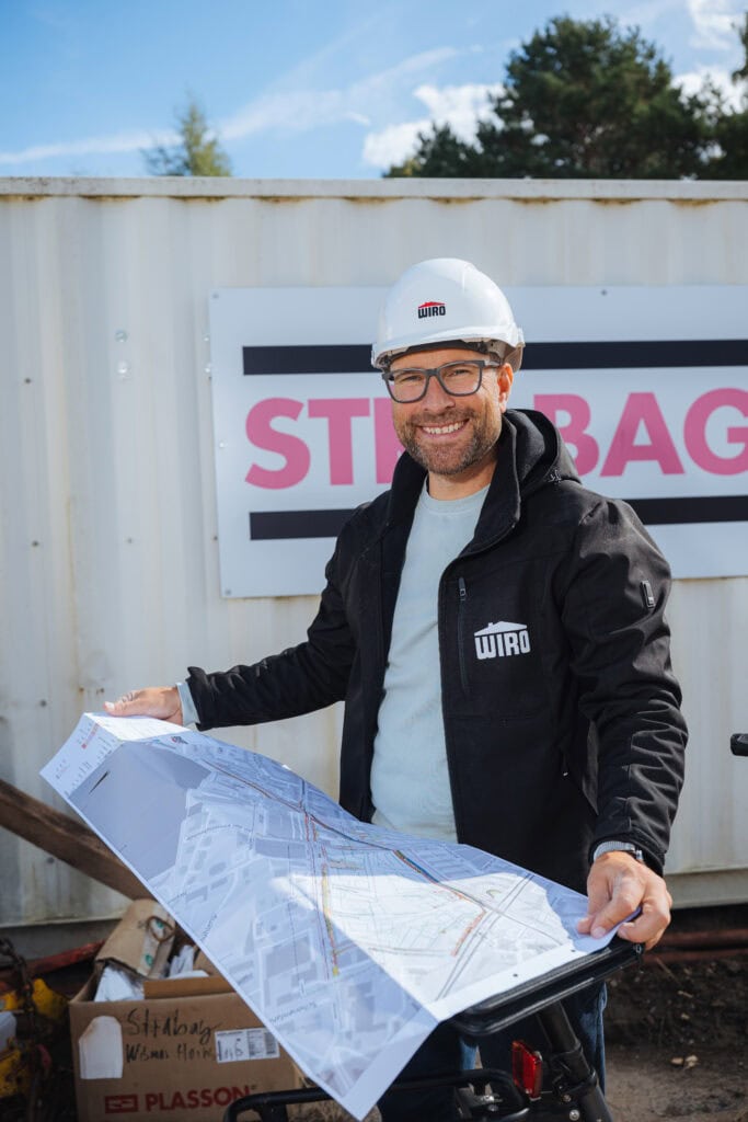 Auf dem ersten Baufeld vom Werftdreieck starten die Bauarbeiten. WIRO-Projektleiter Hannes Wilcke mit Helm und Karte in der Hand hat alles unter Kontrolle.