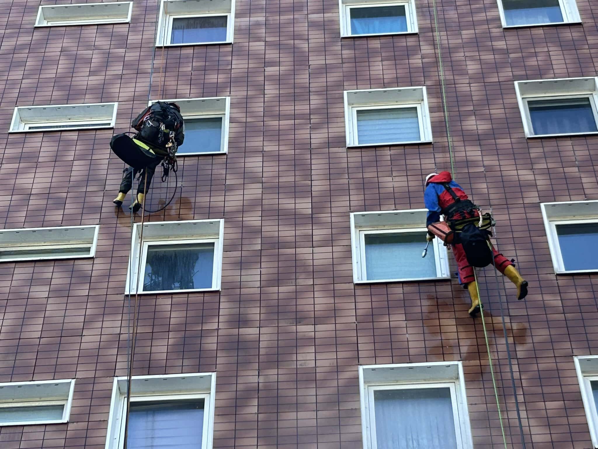 Da wurde einigen Lütten Kleinern schon beim Zusehen schwindelig. In den vergangenen Wochen waren Fassadenkletterer an der Wohnscheibe Warnowallee 6 bis 10 im Einsatz.