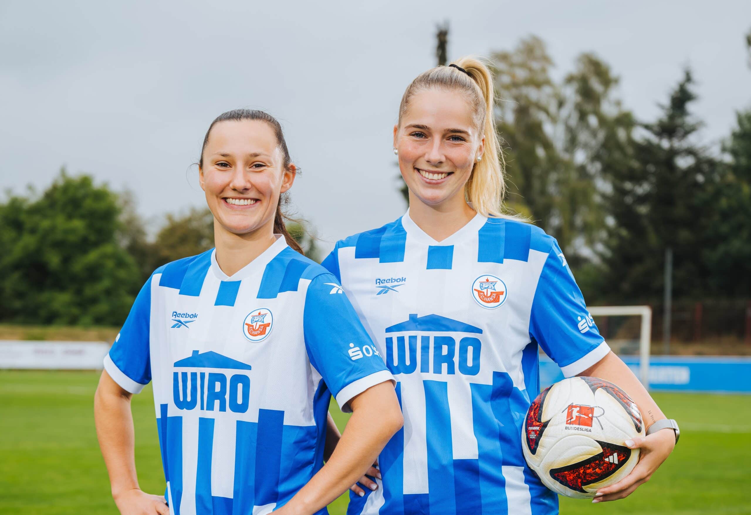 Was High Heels, Nackenschellen und Memmen mit Frauenfußball zu tun haben, erklären die HANSA-Spielerinnen Lisa Sofie Schröder und Julia Heinschel . Anlass fürs Gespräch: Die WIRO bleibt Hauptpartner der beiden Frauenmannschaften vom F.C. Hansa Rostock. Die Zusammenarbeit wird künftig noch enger.