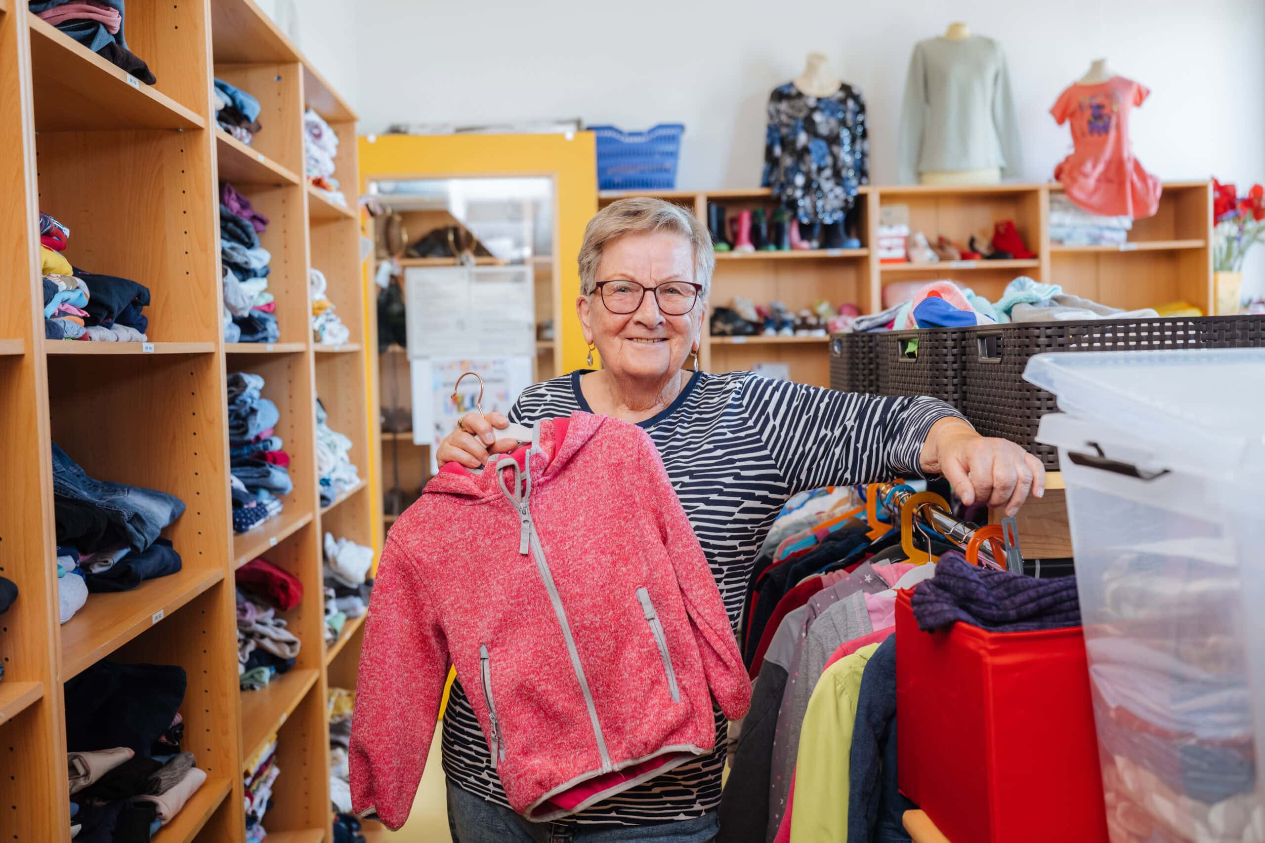 Annelene Neubauer schätzt das SBZ als wichtigen Treffpunkt im Rostocker Stadtteil Toitenwinkel. Im Kleiderstübchen bekommen ausrangierte Klamotten eine neue Chance.