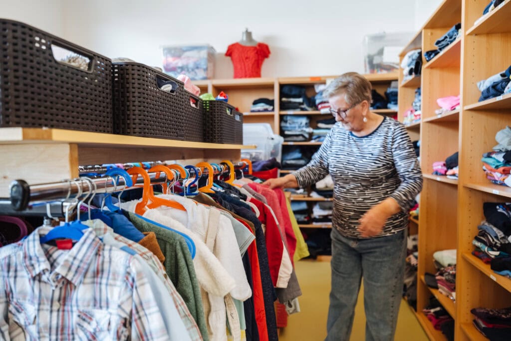 Annelene Neubauer schätzt das SBZ als wichtigen Treffpunkt im Rostocker Stadtteil Toitenwinkel. Im Kleiderstübchen bekommen ausrangierte Klamotten eine neue Chance.