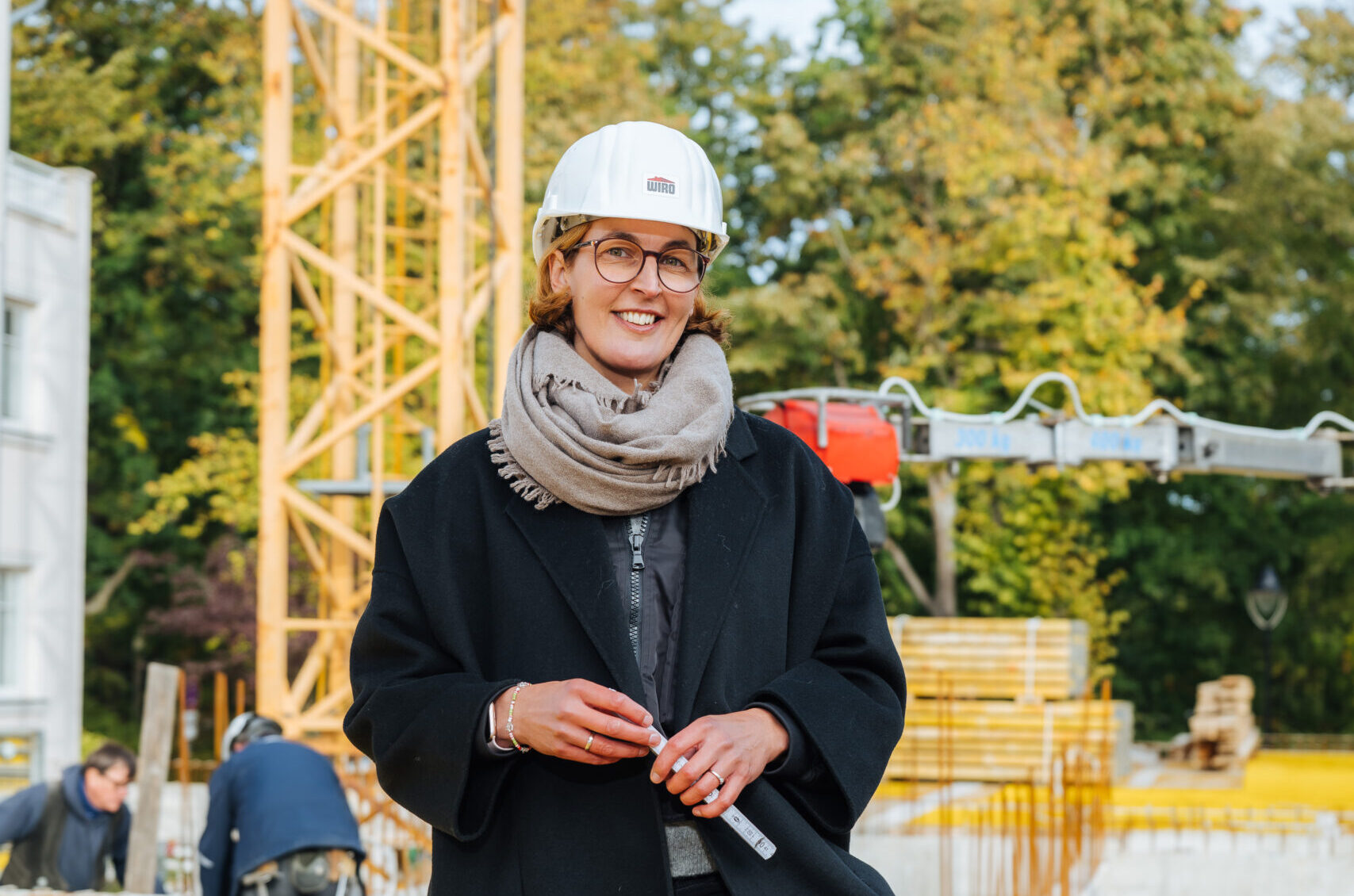 In der Wachtlerstraße 11 steht das Erdgeschoss bereits, in wenigen Wochen soll der Rohbau mit vier Etagen fertig sein. WIRO-Projektleiterin Ulrike Haring ist guter Dinge, dass die neuen WIRO-Mieter Ende 2027 einziehen können.