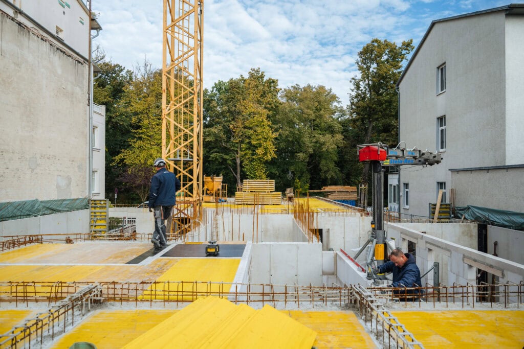 In der Wachtlerstraße 11 steht das Erdgeschoss bereits, in wenigen Wochen soll der Rohbau mit vier Etagen fertig sein.